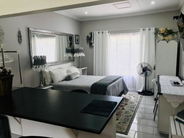 Gate 66 Bed & Breakfast Somerset East ภายนอก รูปภาพ